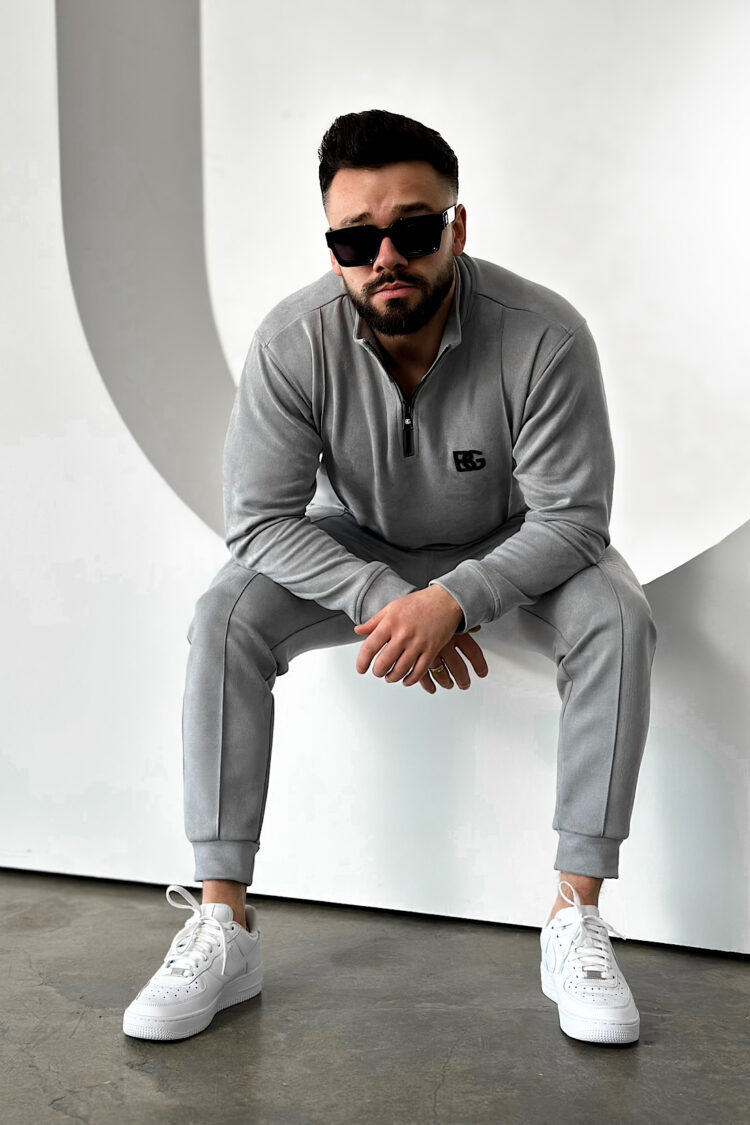 Modna stylizacja z szarymi dresami męskimi marki Brandenburg