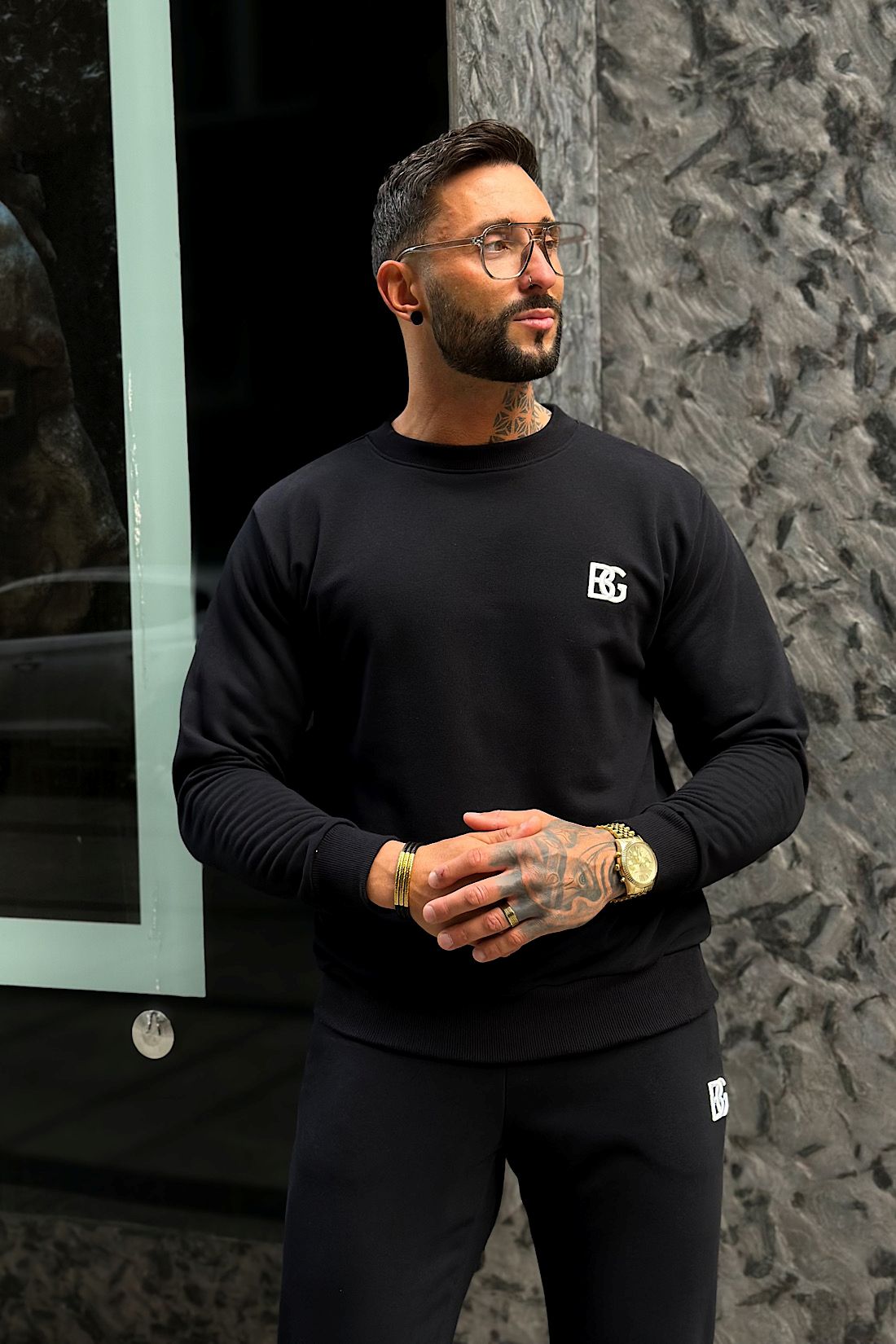 Czarna bluza męska typu crewneck wkładana przez głowę 