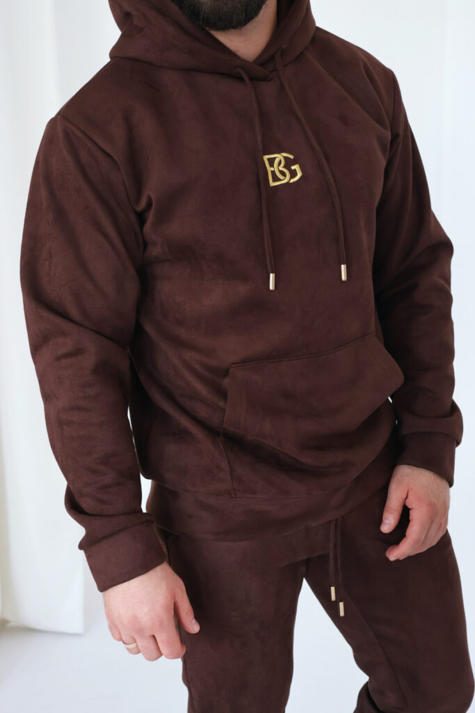 Modny dres męski w kolorze czekoladowego brązu od marki Brandenburg Couture