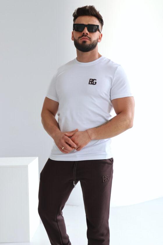 T-shirt męski biały z czekoladowym logo – BG BOND