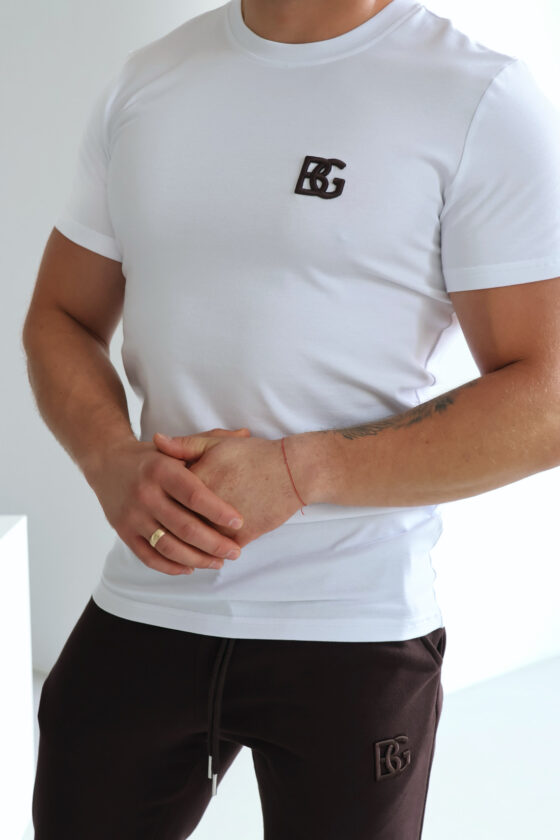 T-shirt męski biały z czekoladowym logo – BG BOND