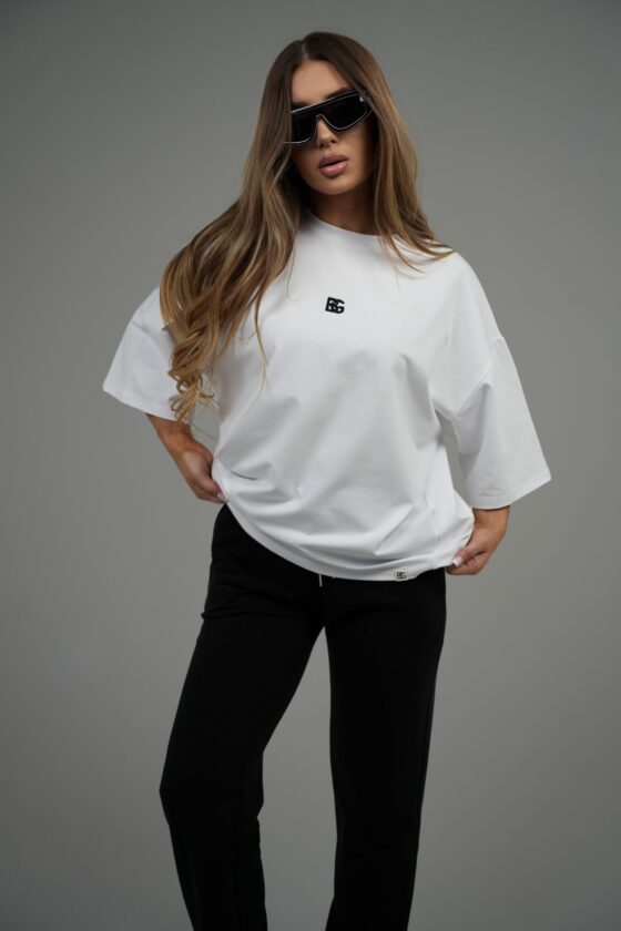 T-shirt damski oversize z haftem BG DRAPE – biały z czarnym haftem